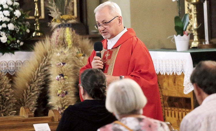 	Ks. Krzysztof Bajorek od lat prowadzi wspólnoty trzeźwościowe w rodzinnym, zakliczyńskim regionie.