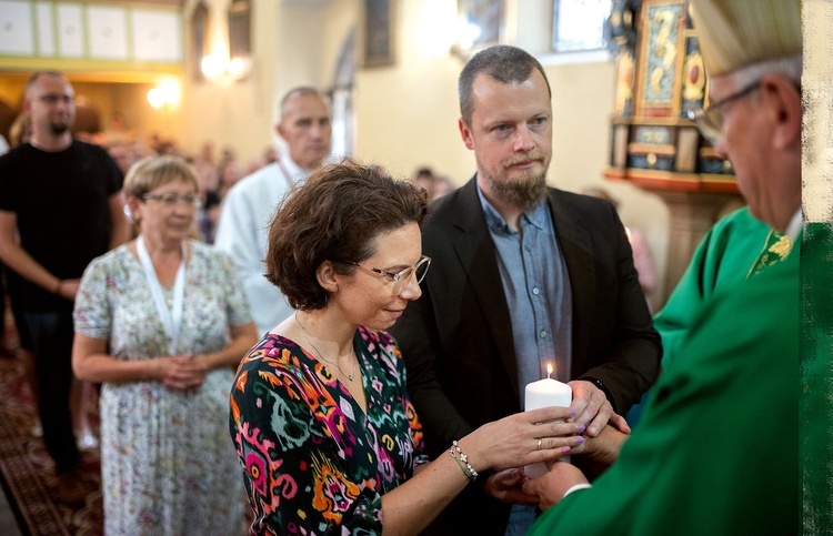 Na koniec Eucharystii biskup świdnicki wręczył małżeństwom odpowiedzialnym świece.