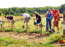 Prace renowacyjne i porządkowe na cmentarzach są nie do przecenienia.