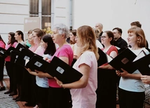 Chórzyści spotykają się dwa razy w tygodniu – w poniedziałki i środy.