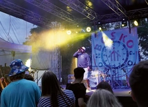 Koncert Tau na scenie przy Ośrodku Szkolno-Wychowawczym w Środzie Śląskiej.