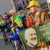 Poszli pieszo i jechali na wózkach 