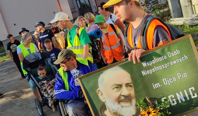 Poszli pieszo i jechali na wózkach 