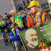 Poszli pieszo i jechali na wózkach 