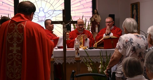 Poświęcenie kaplicy bł. Alojzego Ligudy w DPS w Opolu