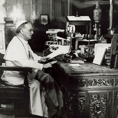 Pius XI w swoim gabinecie przemawia za pośrednictwem Radia Watykańskiego.