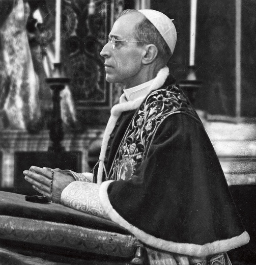 Pius XII modli się w Watykanie. Zdjęcie z 1940 roku.