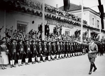 Anschluss Austrii, 12 marca 1938 roku. Zmierzającego do Wiednia Adolfa Hitlera wita warta honorowa na dworcu w Innsbrucku.