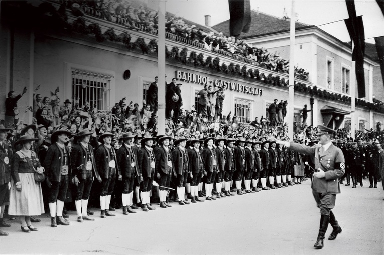 Anschluss Austrii, 12 marca 1938 roku. Zmierzającego do Wiednia Adolfa Hitlera wita warta honorowa na dworcu w Innsbrucku.