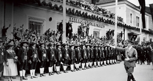 Anschluss Austrii, 12 marca 1938 roku. Zmierzającego do Wiednia Adolfa Hitlera wita warta honorowa na dworcu w Innsbrucku.