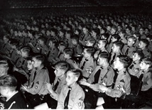 W Hitlerjugend bierzmowanie zastąpiono przysięgą wierności führerowi, a dzieci uczono „modlitwy” do Hitlera