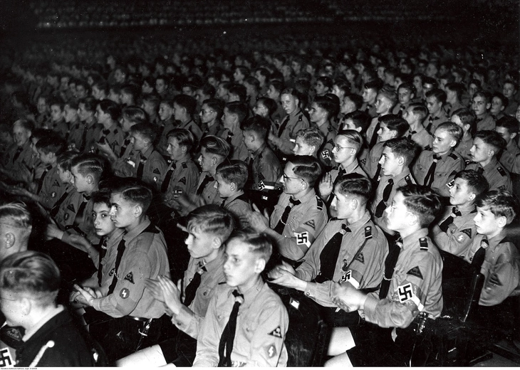 W Hitlerjugend bierzmowanie zastąpiono przysięgą wierności führerowi, a dzieci uczono „modlitwy” do Hitlera