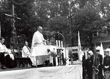 Ks. Hilary Jastak w czasie Mszy św., odprawianej dla gdyńskich  stoczniowców.