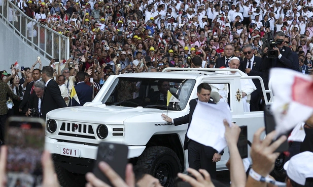 Papież do potrzebujących: jesteście skarbem Kościoła w Indonezji