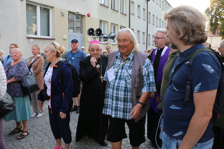 Płock. Wyjście pielgrzymki do Skępego