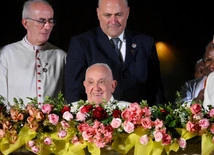 Franciszek przybywający na spotkanie z duchowieństwem