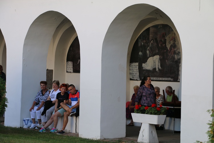 Skępe. Wejście pielgrzymek