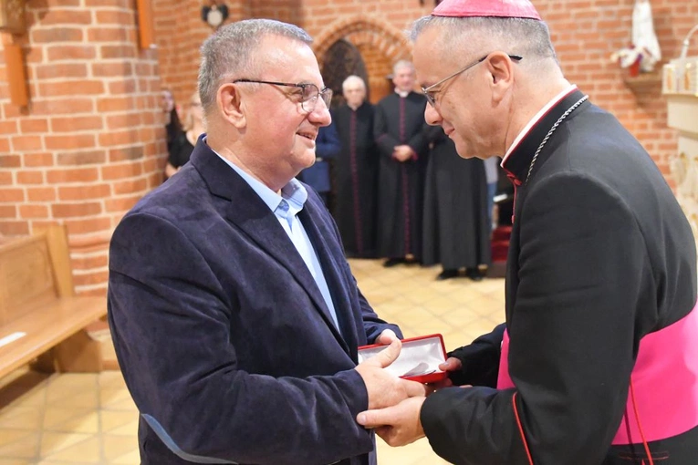 Biskup wręczył świeckim odznaczenia Zasłużony dla Diecezji Zielonogórsko-Gorzowskiej