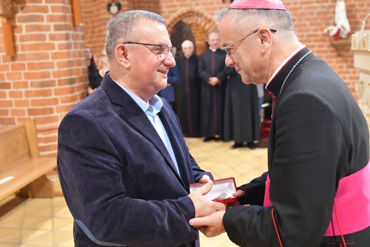 Biskup wręczył świeckim odznaczenia Zasłużony dla Diecezji Zielonogórsko-Gorzowskiej