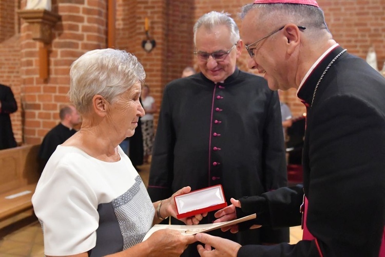 Biskup wręczył świeckim odznaczenia Zasłużony dla Diecezji Zielonogórsko-Gorzowskiej