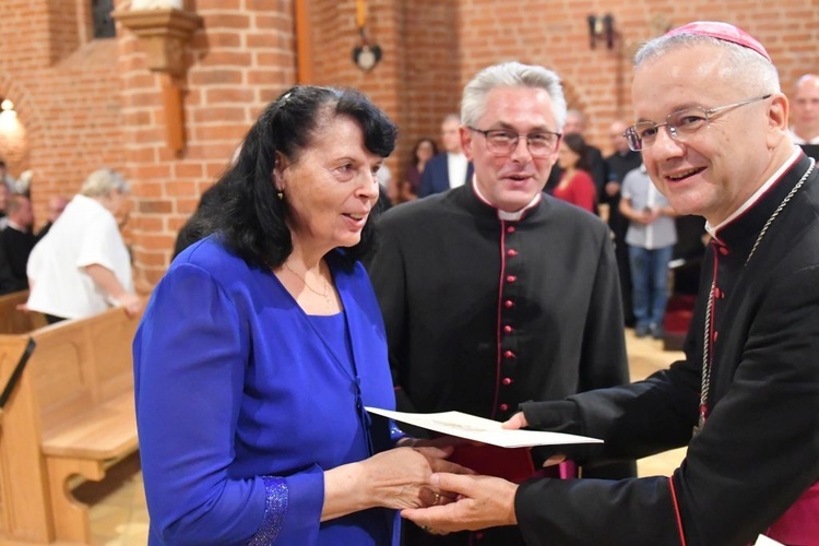 Biskup wręczył świeckim odznaczenia Zasłużony dla Diecezji Zielonogórsko-Gorzowskiej