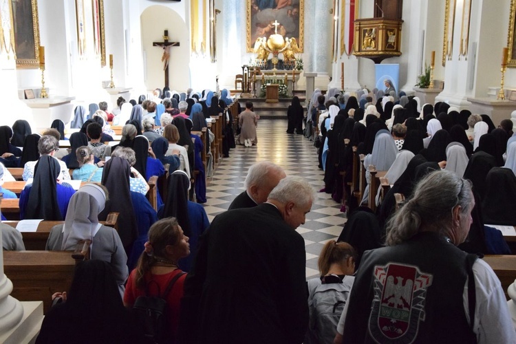 Pielgrzymka Osób Konsekrowanych na Święty Krzyż