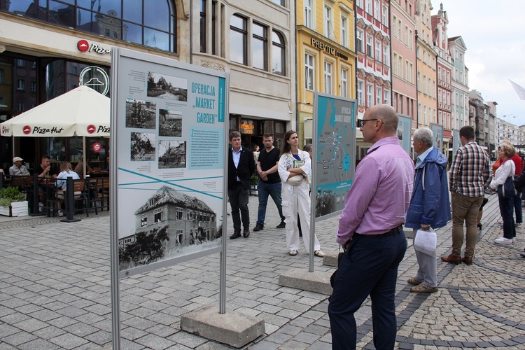 Wernisaż wystawy o mjr. Ryszardzie Małaszkiewiczu na wrocławskim rynku