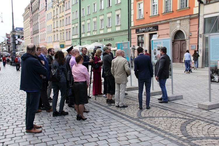 Wernisaż wystawy o mjr. Ryszardzie Małaszkiewiczu na wrocławskim rynku