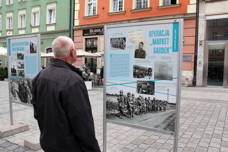 Wernisaż wystawy o mjr. Ryszardzie Małaszkiewiczu na wrocławskim rynku