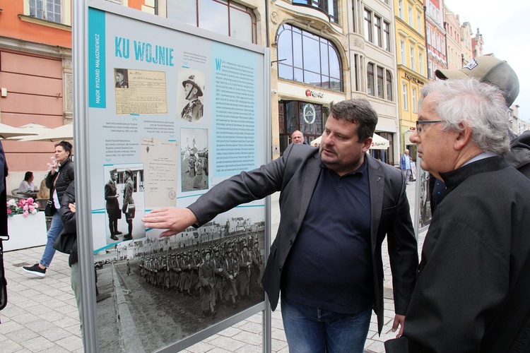 Wernisaż wystawy o mjr. Ryszardzie Małaszkiewiczu na wrocławskim rynku