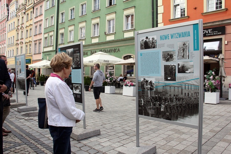 Wernisaż wystawy o mjr. Ryszardzie Małaszkiewiczu na wrocławskim rynku