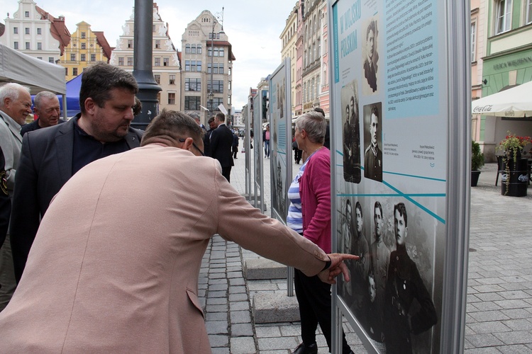 Wernisaż wystawy o mjr. Ryszardzie Małaszkiewiczu na wrocławskim rynku