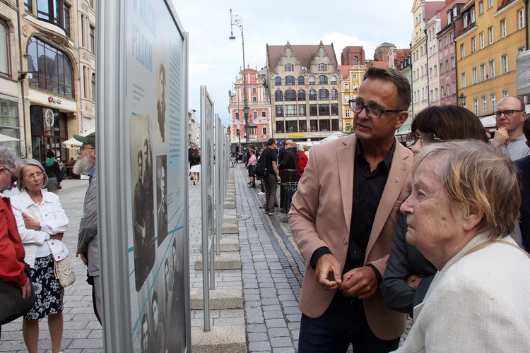 Wernisaż wystawy o mjr. Ryszardzie Małaszkiewiczu na wrocławskim rynku