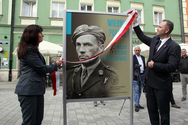 Wernisaż wystawy o mjr. Ryszardzie Małaszkiewiczu na wrocławskim rynku