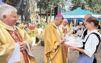 	Chleb i kołacz w procesji z darami przynieśli gospodarze dożynek: Joanna Mol i Grzegorz Antonik. 