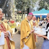 	Chleb i kołacz w procesji z darami przynieśli gospodarze dożynek: Joanna Mol i Grzegorz Antonik. 