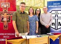 Od lewej małżonkowie Bogusław i Halina Pyszowie  oraz Anna i Bogdan Kurpikowie, którzy tłumaczyli ideę KWC wszystkim zainteresowanym.