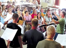 	Chórzyści amatorzy podczas zajęć w Domu Katolickim.