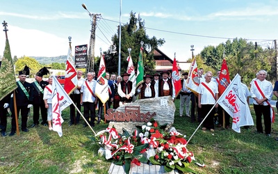 	Pod kamiennym znakiem upamiętnienia pojawiły się  pierwsze kwiaty.