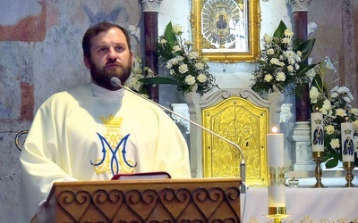 	Kapłan jest też kustoszem sanktuarium Matki Bożej Lubeckiej.