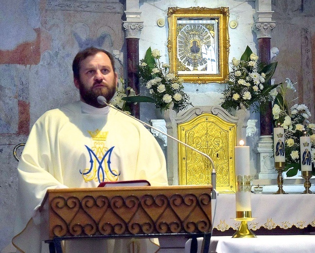 	Kapłan jest też kustoszem sanktuarium Matki Bożej Lubeckiej.