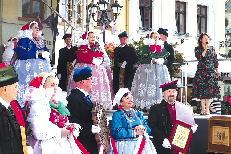 Kolejne pokolenia żywczan dbają o tradycje przodków.