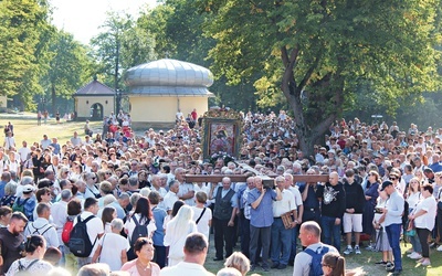 W czasie Drogi Krzyżowej mężczyźni zawsze niosą krzyż, a kobiety – kopię obrazu Matki Bożej Kalwaryjskiej.