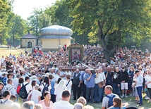 W czasie Drogi Krzyżowej mężczyźni zawsze niosą krzyż, a kobiety – kopię obrazu Matki Bożej Kalwaryjskiej.