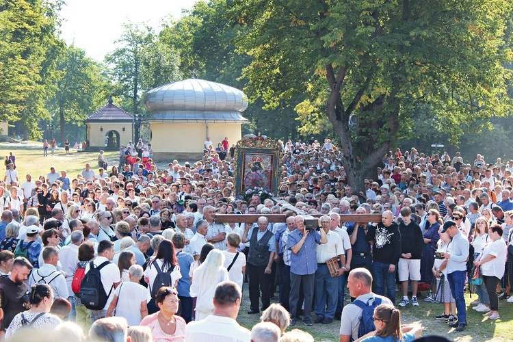 W czasie Drogi Krzyżowej mężczyźni zawsze niosą krzyż, a kobiety – kopię obrazu Matki Bożej Kalwaryjskiej.