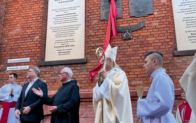 Metropolita katowicki poświęcił pamiątkową tablicę umieszczoną na budynku lecznicy.