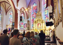 	Kościół wypełnił się modlitwą za kilkadziesiąt lat trudnej, ale owocnej posługi.