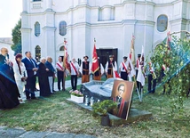 Przy kościele pijarów pod pomnikiem bł. Jerzego Popiełuszki złożono kwiaty.