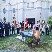 Przy kościele pijarów pod pomnikiem bł. Jerzego Popiełuszki złożono kwiaty.