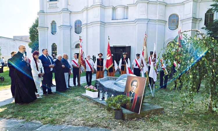 Przy kościele pijarów pod pomnikiem bł. Jerzego Popiełuszki złożono kwiaty.